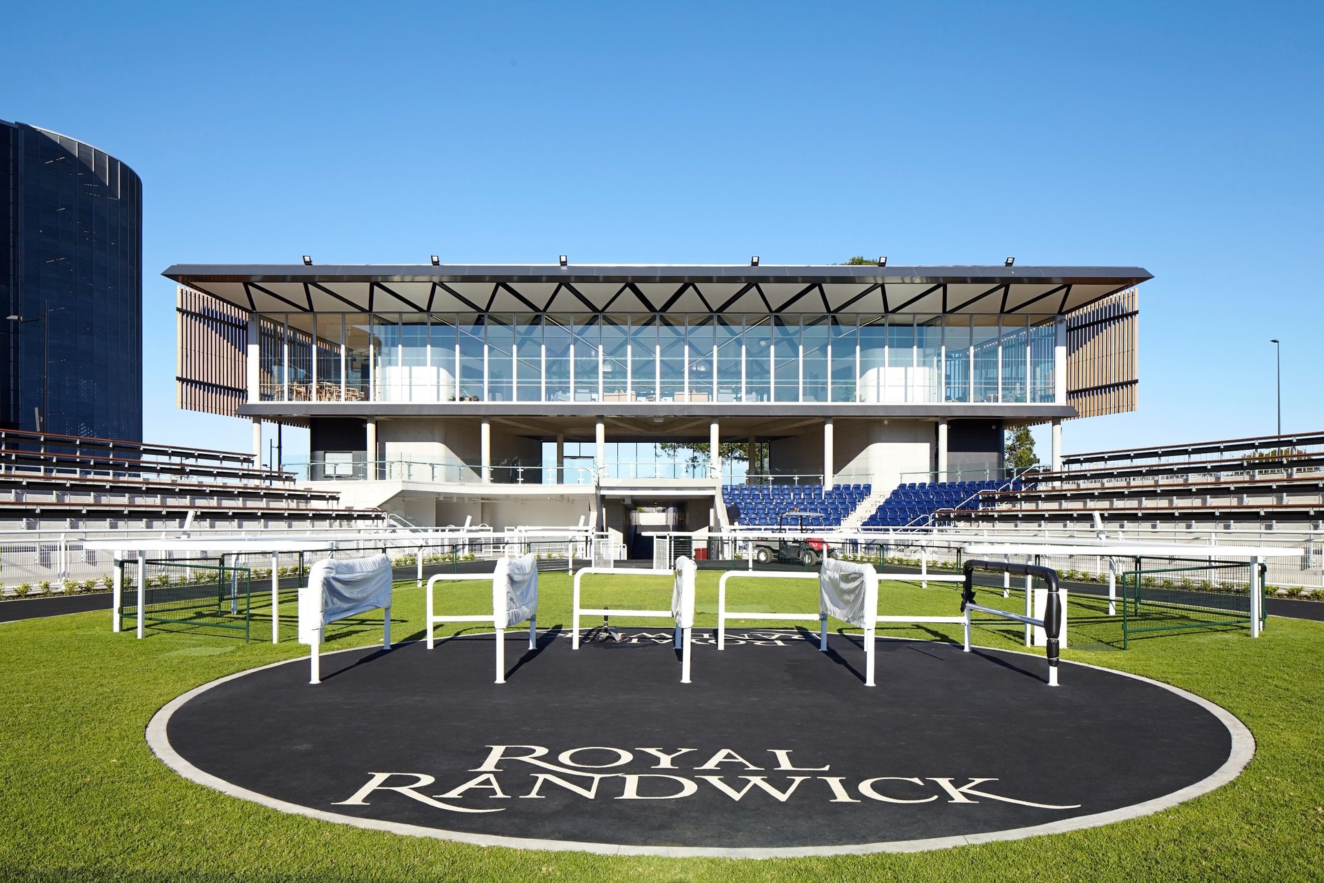 Winter Sun Ignites Thrilling Racing Battles at Caulfield & Randwick!